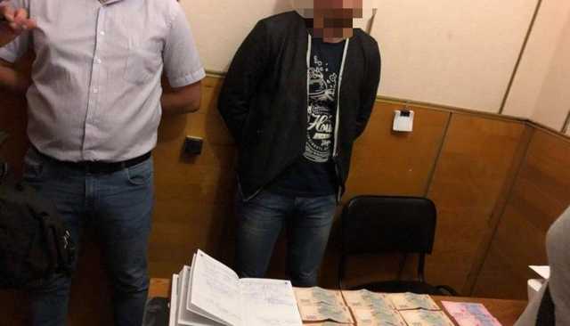 Столичные полицейские вымогали за бесплатную справку 17 тысяч