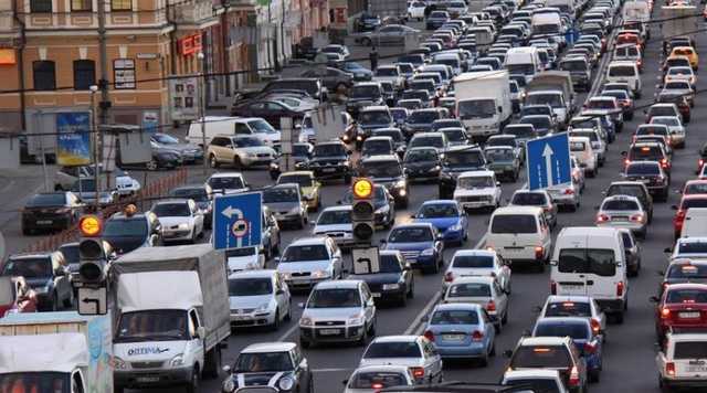 Київ застряг в автомобільних заторах, найгірша ситуація в центрі і на мостах