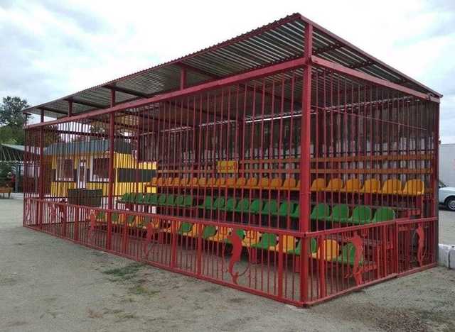 Украинский футбольный клуб оборудовал на своем стадионе клетку-зверинец для болельщиков