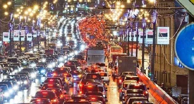 Киев стоит в пробках из-за ливня, цены на такси подскочили: карта