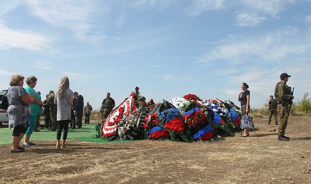 В таких местах обычно хоронят бездомных: в сети показали могилу Захарченко