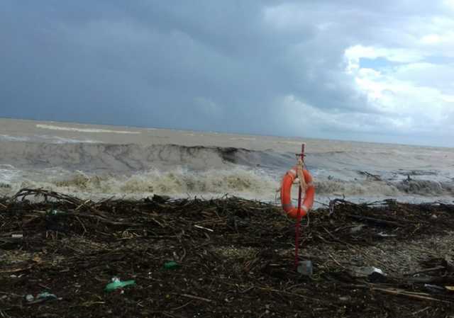 ’’Жизнь в г*вне по-богатому’’: в сети показали ужасающие фото пляжа в России