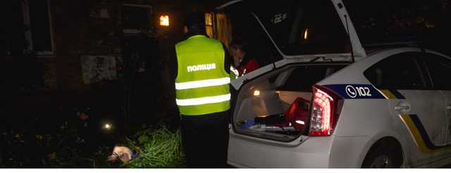 В Киеве в палисаднике жилого дома нашли труп мужчины