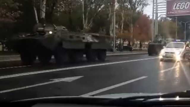 В сеть выложили видео переброски тяжелой техники через центр оккупированного Донецка