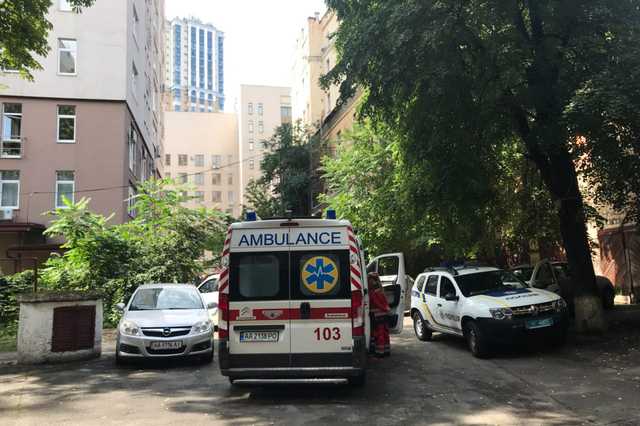 В центре Киева 20-летней девушке прострелили руку