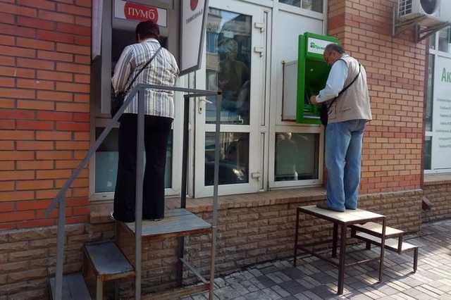 Украинским вкладчикам заплатят больше при гривневом дефиците — деньги утекают