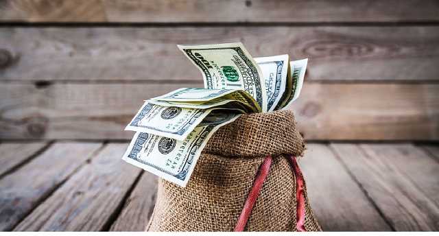 Банкиры обещают рост по депозитам, но деньги в гривне не несут