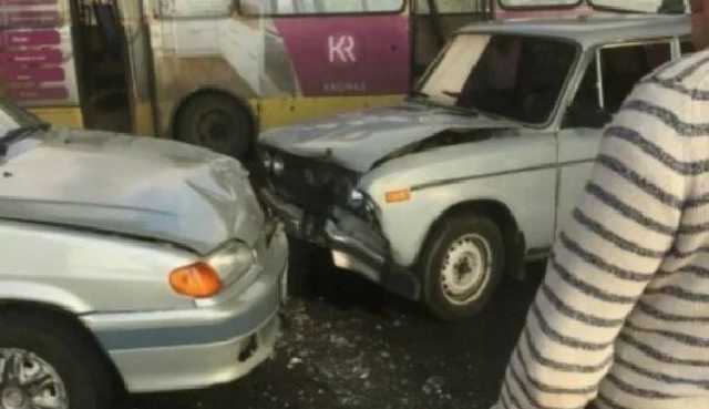 В Запорожье из-за ДТП маршрутка застряла в сквозной дыре посреди моста: фото