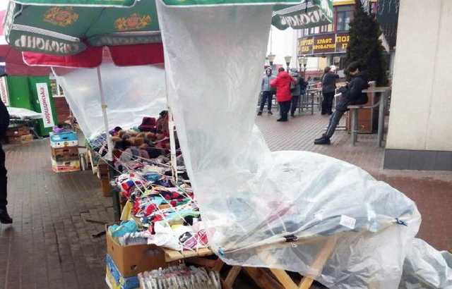 В Киеве на вокзале снесли торговый "муравейник" с носками, трусами и халатами