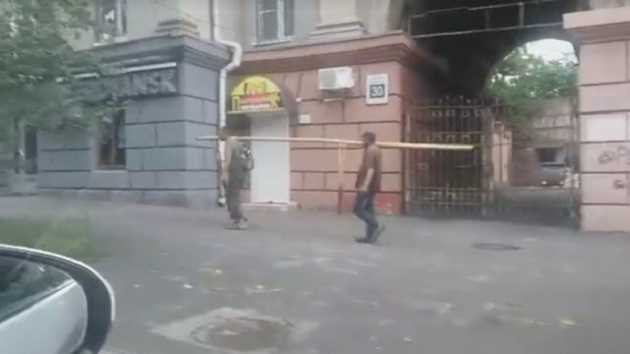 В Запорожье охотники за металлом демонтировали городской забор: появилось видео