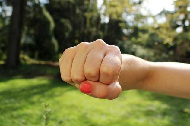 Скандал в Ровно: девочку душили и угрожали проломить череп за собаку