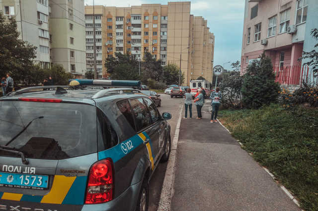 В Киеве из окна высотки выпала женщина с номером телефона на руке