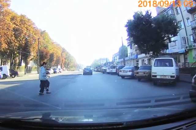 ’’Ну и дура’’: видео с пешеходом-нарушителем в Луцке разозлило сеть