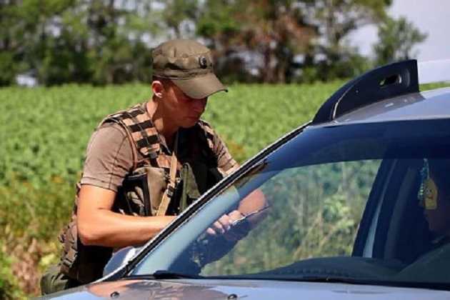 На Донбассе остановили микроавтобус с беларусами, украинцами и взрывчаткой