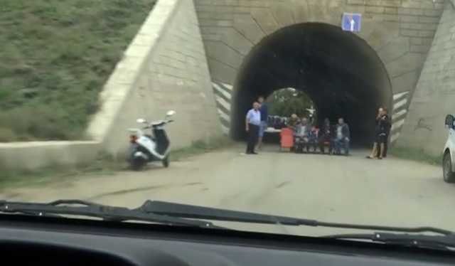 В Одесской области селяне заблокировали трассу после смерти 15-летнего парня в скорой