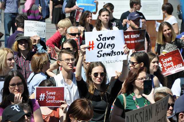 “Битва за свободу слова”: в Париже активисты объявили голодовку в поддержку Сенцова