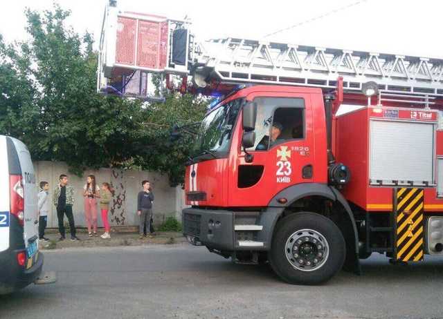 ’’Дом разваливается на глазах’’: в Киеве вспыхнул сильный пожар в новостройке