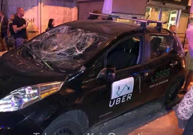 В Киеве Uber протаранил остановку: пострадала женщина