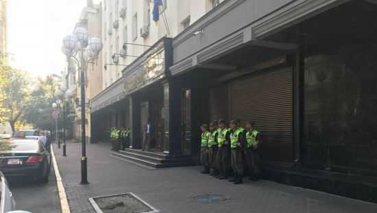 Возле здания Генпрокуратуры жёсткие столкновения: националисты начали штурм