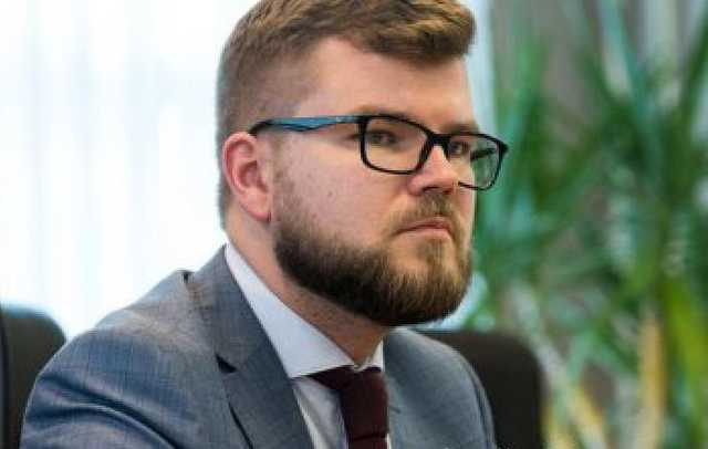 Глава Укрзализныци переплюнул по заработку Меркель и Макрон вместе взятых