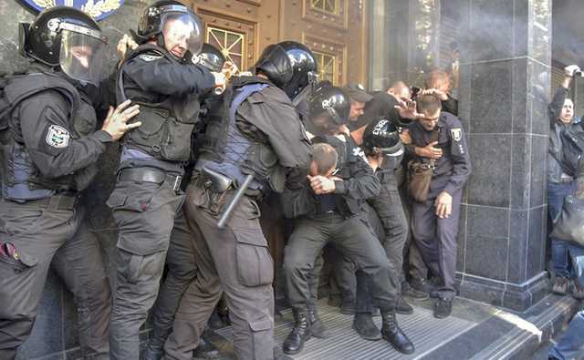 Последствия потасовки под ГПУ: испорченный фасад и раненые