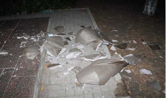 В Краматорске вандал разбил памятник Леониду Быкову и сильно травмировался