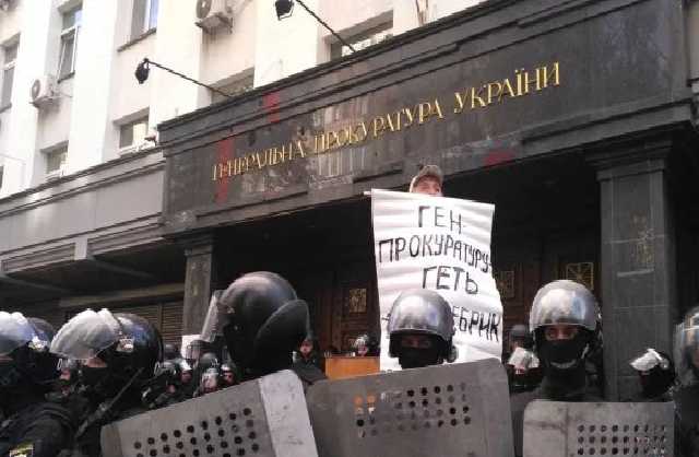 Полицейский брызнул газом себе в лицо и стал "героем" соцсетей