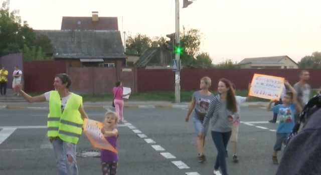 Жители Ирпеня устроили акцию на "дороге смерти" и угрожают перекрыть ее полностью