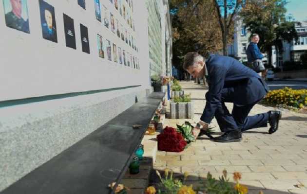 На похоронах українських солдат Порошенко, схоже, надає перевагу не бувати – дипломат