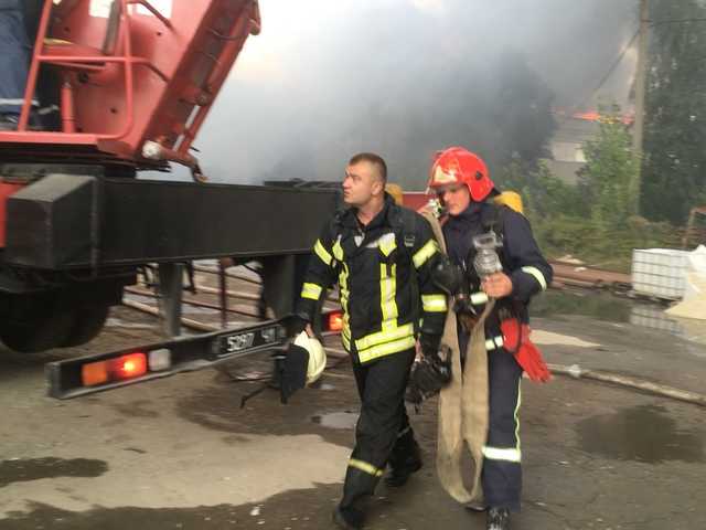 На фабрике в Житомире вспыхнул огромный пожар