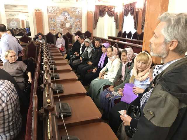 Верующие взяли в осаду Верховный Суд: протестуют против ID-паспортов