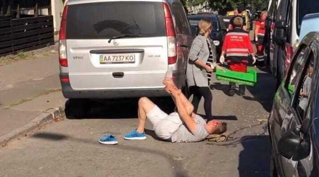 В Киеве автомобиль сбил отца с ребенком