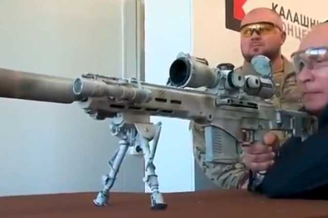 Промазал: Путин устроил пальбу из снайперской винтовки. Появилось видео