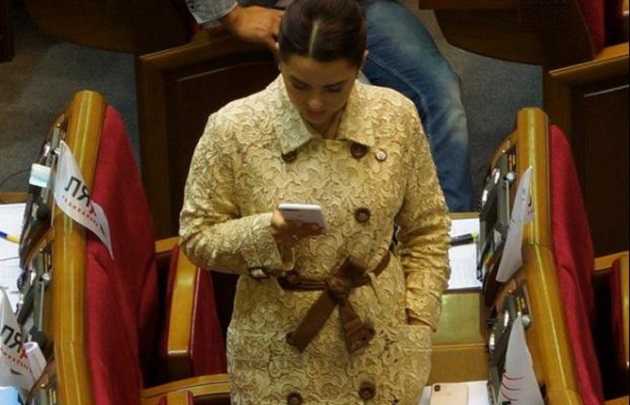 Дорогие украшения и дизайнерские наряды: В чем женщины-депутаты Верховной Рады ходят работу