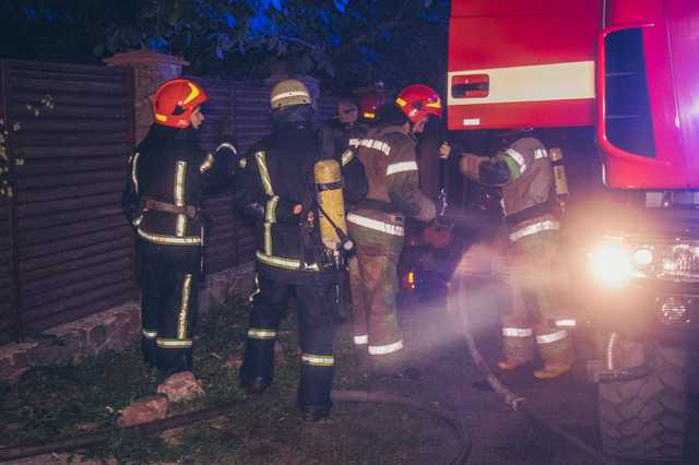В Киеве пылал частный дом: пожарные полчаса искали воду