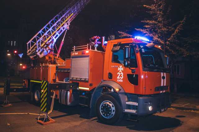 В центре Киева пьяного хозяина чудом вытащили из пылающей квартиры