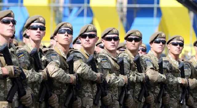 Порошенко анонсировал существенное повышение зарплат военным