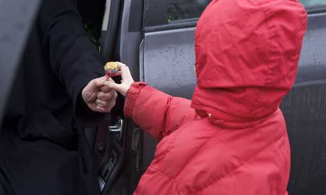 В Днепре мужчина с журналом Playboy приставал к пятикласснице