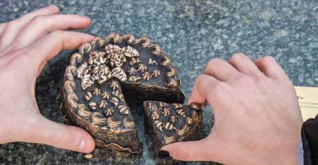 В центре Киева возле Roshen пропал киевский торт: куда исчез символ столицы