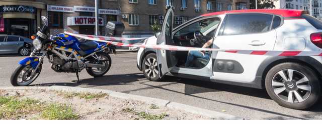 В центре Киева Citroen сбил полицейского на мотоцикле