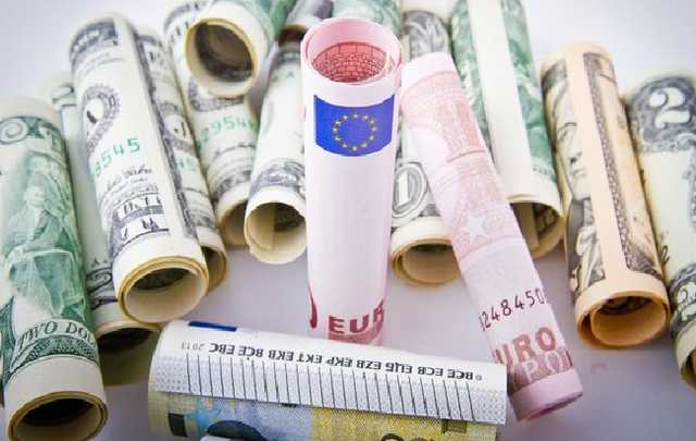 В Украине взлетел курс евро, а доллар упал