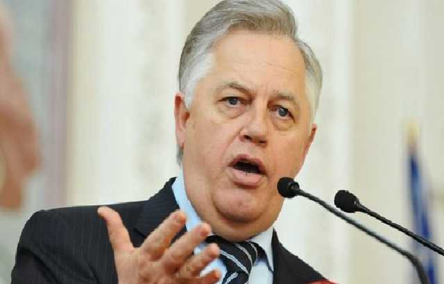 Коммуниста Симоненко засекли спешащим на самолет в Москву: фотофакт