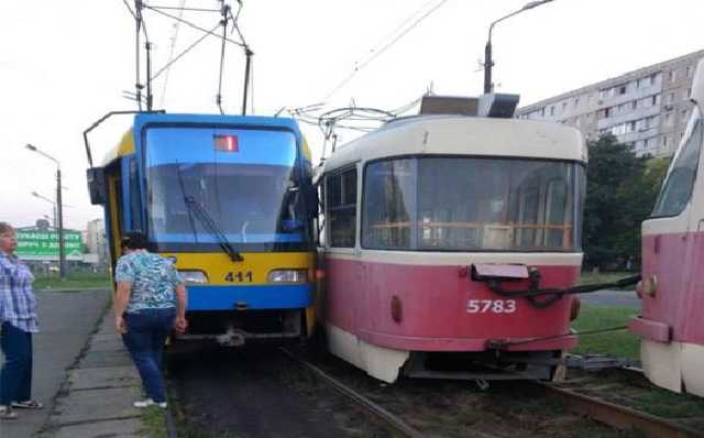 В Киеве в час пик столкнулись два трамвая: опубликованы фото