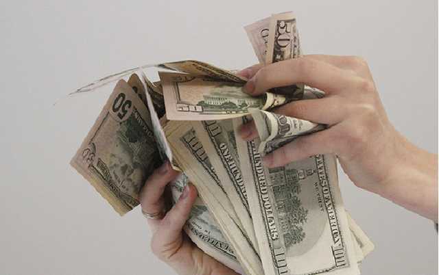 Как "не работают" санкции: Паникующие клиенты Сбербанка забрали с счетов 1,2 миллиарда долларов