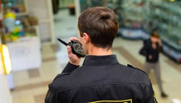 Охранники киевского супермаркета толпой расправились с клиентом: шокирующее видео