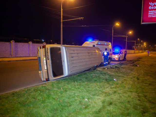 Водитель пил кофе за рулем: в Днепре перевернулся микроавтобус