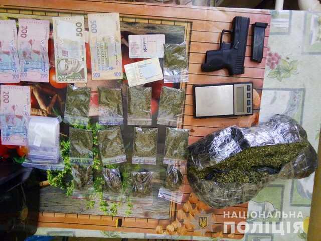 В Херсонской обл. задержали наркоторговцев с 18 кг марихуаны, пистолетами и гранатой