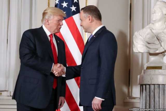 ’’Целует руку!’’ В Польше вспыхнул скандал из-за ’’позорного’’ фото Дуды с Трампом