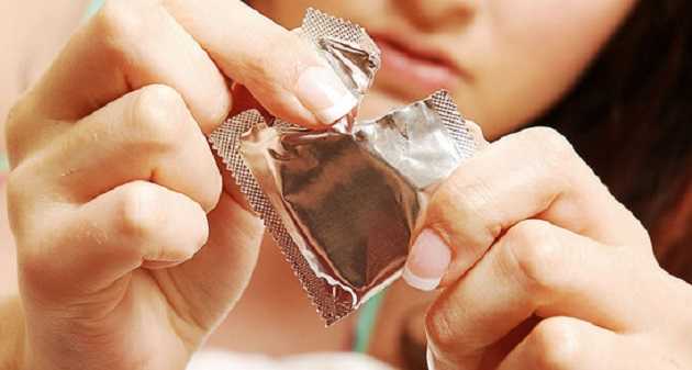 Под Киевом девушка продавала презервативы с наркотиками