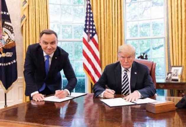 Польский телеканал уволил сотрудника за фото Трампа и Дуды